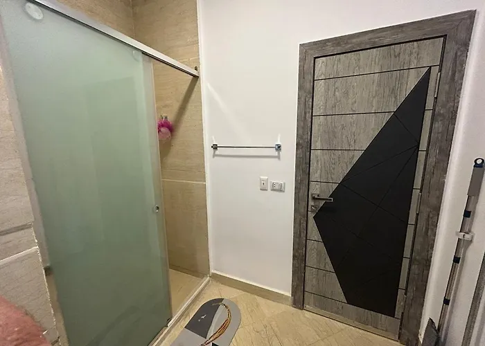 New 1br Balcony Full Kitchen Apartment
