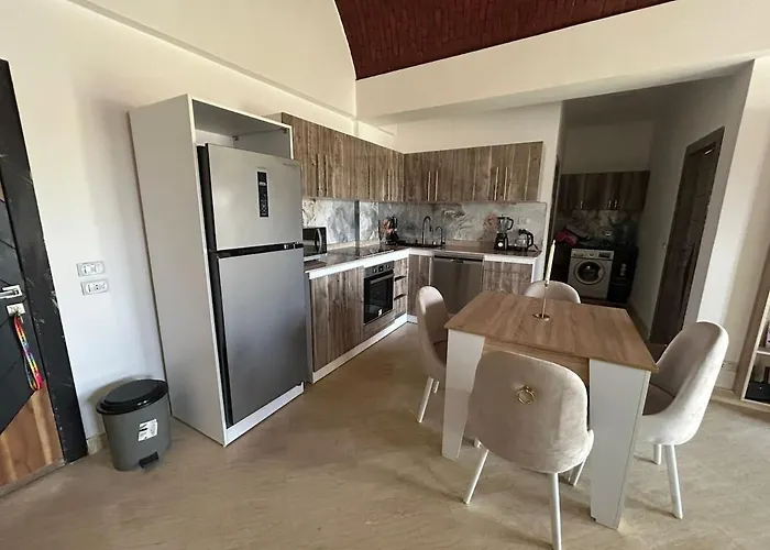 New 1br Balcony Full Kitchen Apartment *