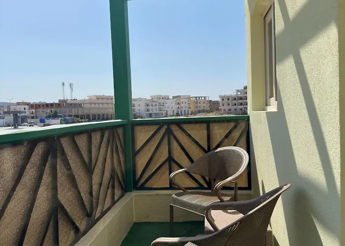 New 1br Balcony Full Kitchen
